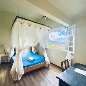 Séjour chez l'habitant Et Sdb Privative Ylang Ylang Vue Mont Pelee Dans Maison Partagee, Le Morne-Rouge